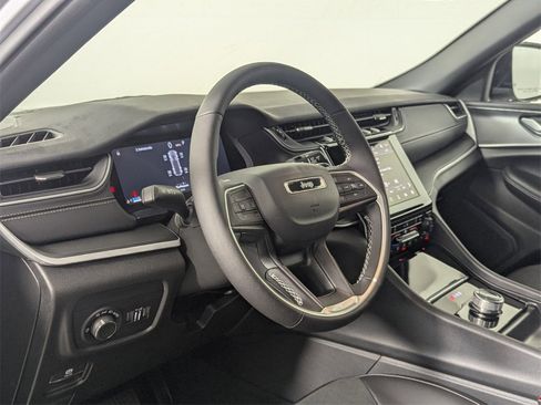 New 2025 Jeep Grand Cherokee Altitude image 11