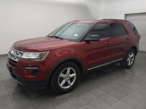 Used 2019 Ford Explorer XLT image 2