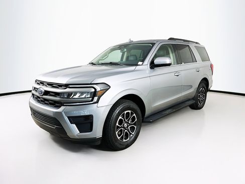 Used 2024 Ford Expedition XLT image 3