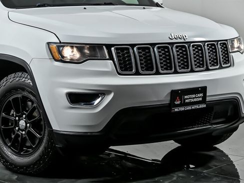 Used 2019 Jeep Grand Cherokee Laredo AWD/4WD image 2