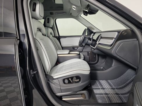 Used 2025 Rivian R1S Premium image 24