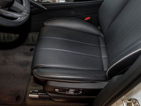 Used 2023 Bentley Bentayga AWD/4WD image 37