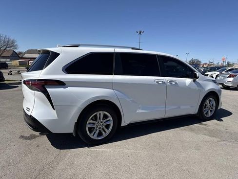 Used 2024 Toyota Sienna Limited image 2