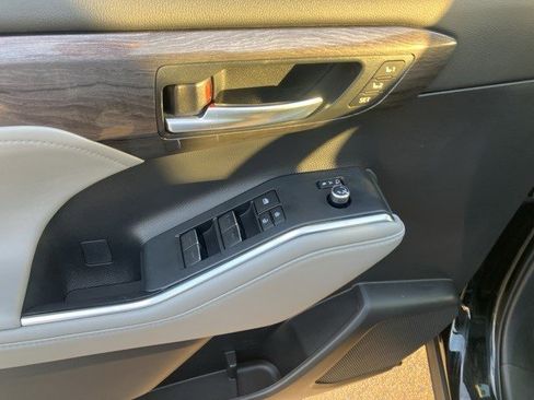 Used 2023 Toyota Highlander Limited image 9