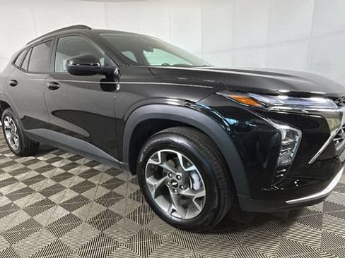 Used 2026 Chevrolet Trax LT w/ Driver Confidence Package FWD image 2