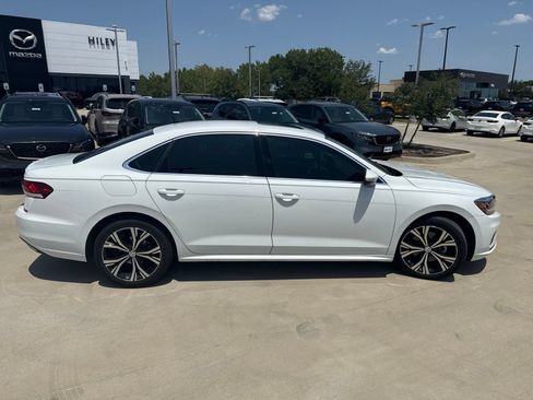 Used 2022 Volkswagen Passat 2.0T SE FWD image 4