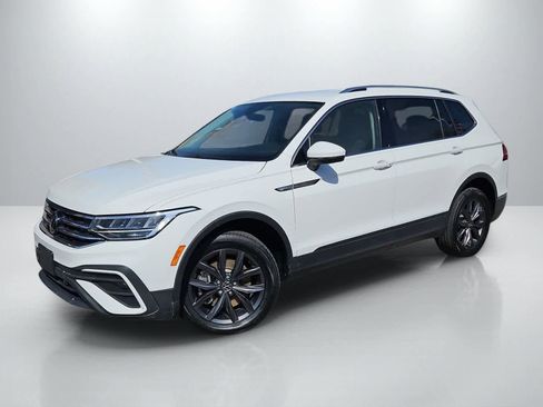 Used 2024 Volkswagen Tiguan SE FWD image 1