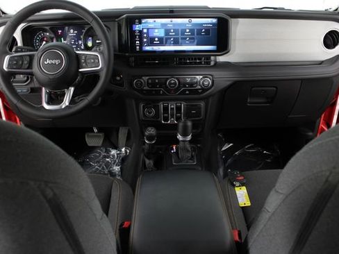 Used 2025 Jeep Wrangler Unlimited Sahara AWD/4WD image 9