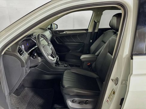 Certified 2022 Volkswagen Tiguan SE w/ Panoramic Sunroof Package AWD/4WD image 12