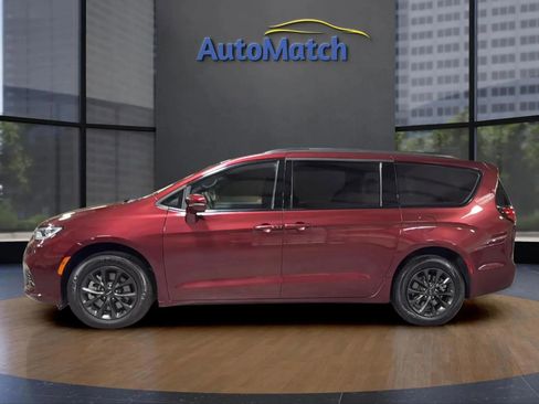 Used 2021 Chrysler Pacifica Touring w/ Uconnect Theater Family Group image 6