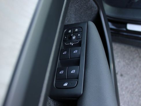 Used 2025 Volvo XC40 B5 Plus image 11