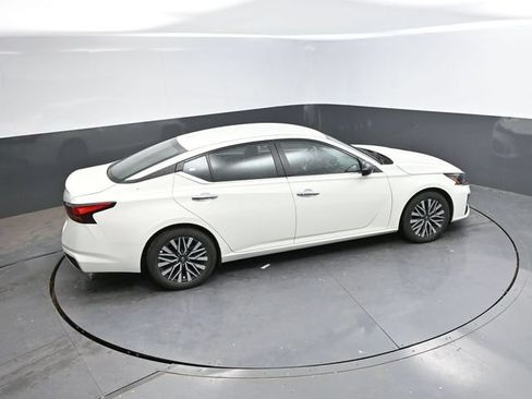 Used 2025 Nissan Altima 2.5 SV FWD image 31