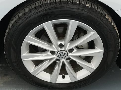 Used 2018 Volkswagen Beetle 2.0T SE FWD image 11