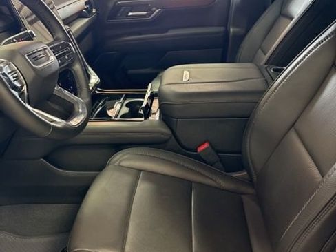 Used 2025 GMC Yukon XL Denali AWD/4WD image 9