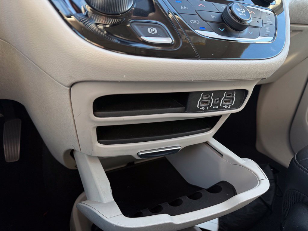 Used 2023 Chrysler Pacifica Touring-L FWD image 19