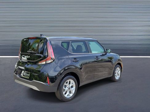 Used 2025 Kia Soul LX w/ LX Technology Package FWD image 3