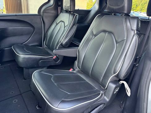 Used 2025 Chrysler Pacifica Limited FWD image 13