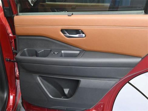 Used 2025 Nissan Pathfinder Platinum image 31