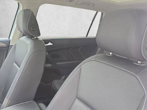 Used 2023 Volkswagen Tiguan SE w/ Panoramic Sunroof Package FWD image 19