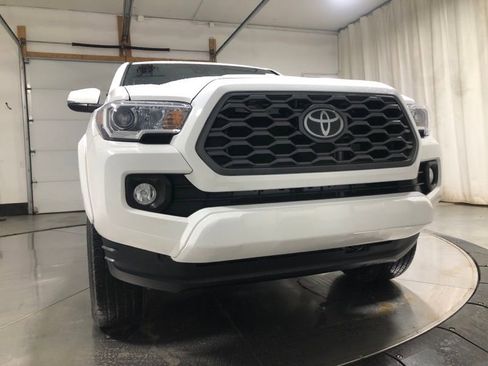 Used 2022 Toyota Tacoma TRD Sport image 2