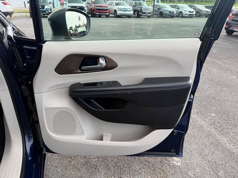 Used 2020 Chrysler Voyager LX w/ Cold Weather Group FWD image 22