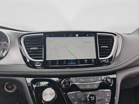 Used 2026 Chrysler Pacifica Limited FWD image 19