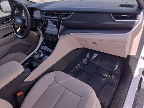 Used 2025 Jeep Grand Cherokee Limited w/ Luxury Tech Group II image 29