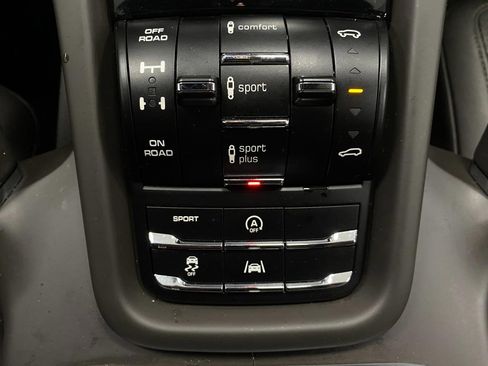 Used 2018 Porsche Cayenne S image 27