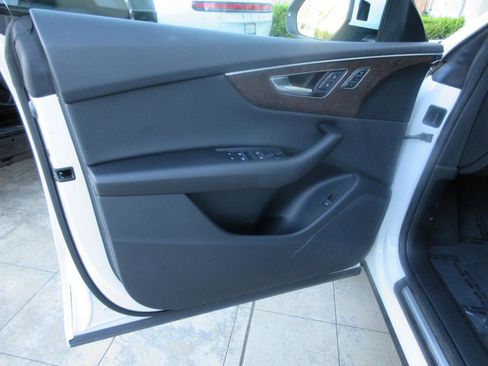 Used 2023 Audi Q8 Premium w/ Convenience Package image 5