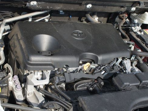 Used 2021 Toyota RAV4 LE FWD image 25