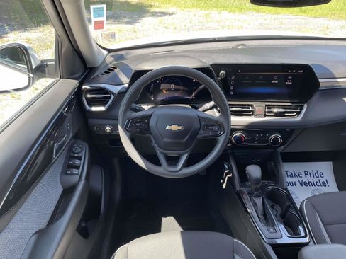 Used 2025 Chevrolet TrailBlazer LT AWD/4WD image 2
