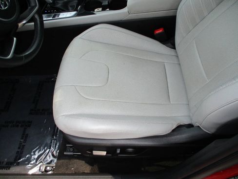 Used 2022 Hyundai Elantra Limited FWD image 6