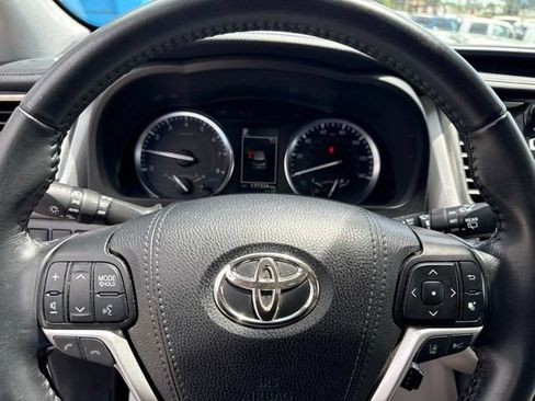 Used 2019 Toyota Highlander XLE AWD/4WD image 19