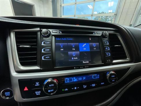 Used 2019 Toyota Highlander XLE AWD/4WD image 19
