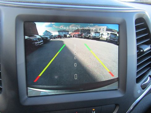 Used 2023 Jeep Cherokee Altitude Lux image 25