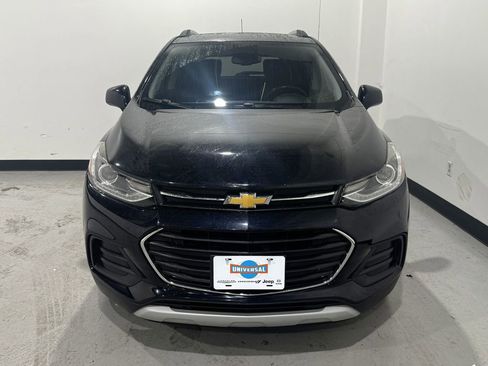 Used 2022 Chevrolet Trax LT w/ LT Convenience Package image 9