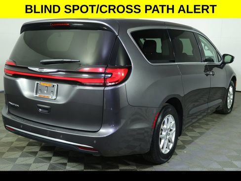 Used 2023 Chrysler Pacifica Touring-L FWD image 7