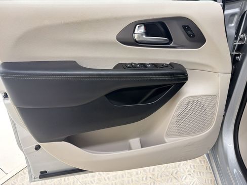 Used 2024 Chrysler Pacifica Touring-L FWD image 13