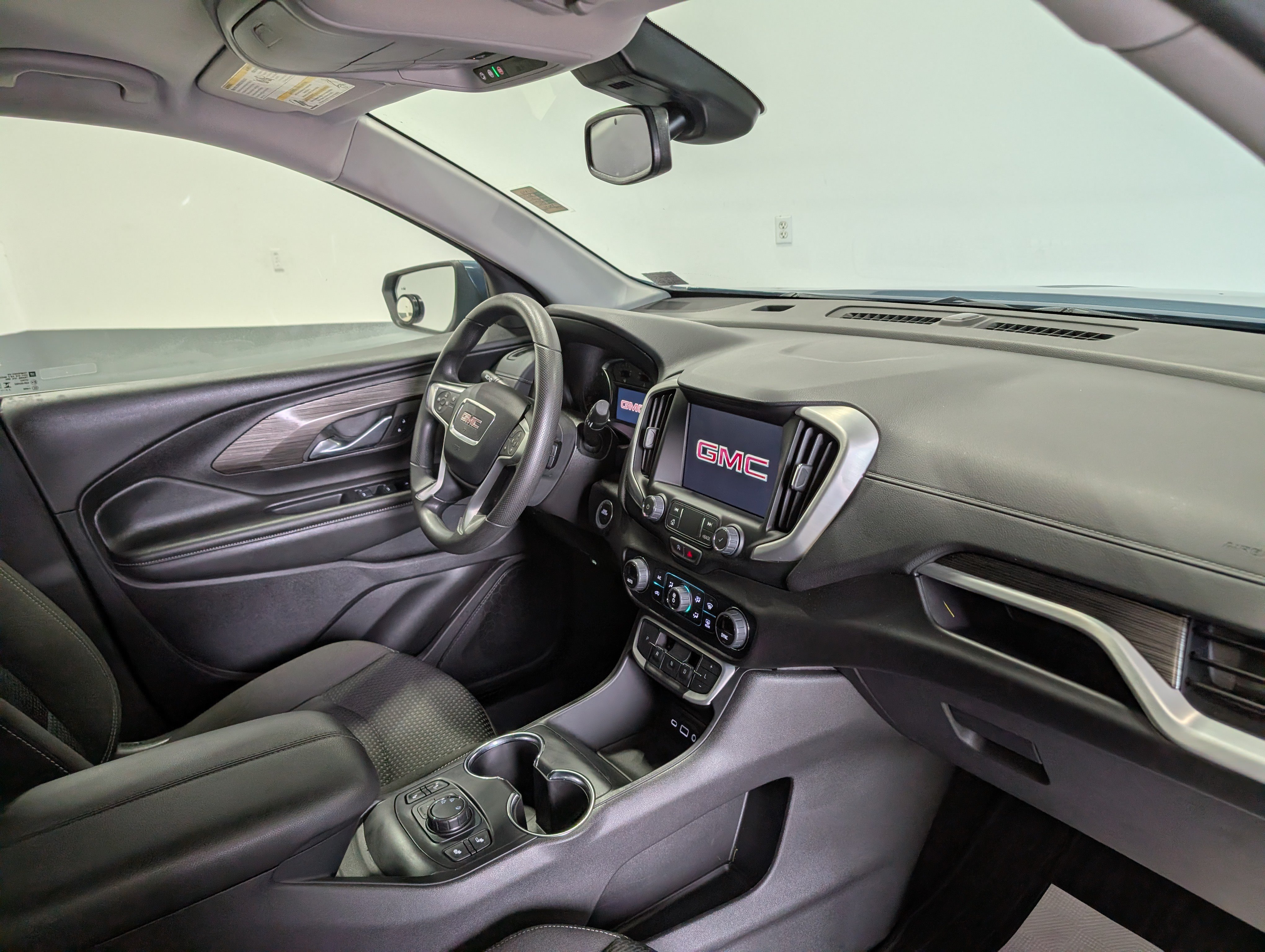 Used 2024 GMC Terrain SLE w/ Driver Convenience Package AWD/4WD image 17