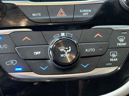 Used 2018 Chrysler Pacifica Touring-L image 16