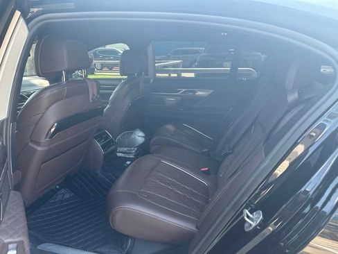 Used 2022 BMW 750i xDrive w/ Luxury Rear Seating Package AWD/4WD image 5