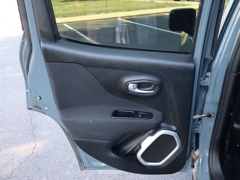 Used 2018 Jeep Renegade Latitude FWD image 24