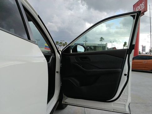 Used 2021 Nissan Rogue S image 13