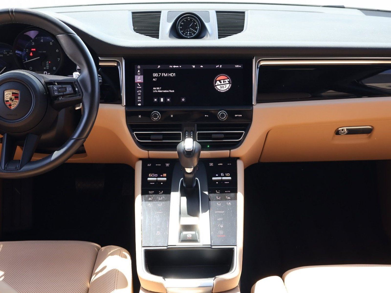 Certified 2023 Porsche Macan AWD/4WD image 18