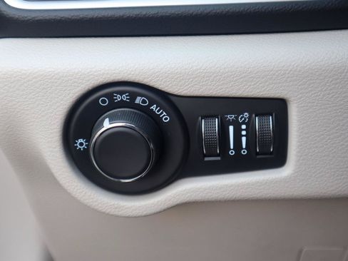 Used 2023 Chrysler Voyager LX FWD image 60