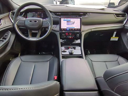 New 2025 Jeep Grand Cherokee L Limited image 30