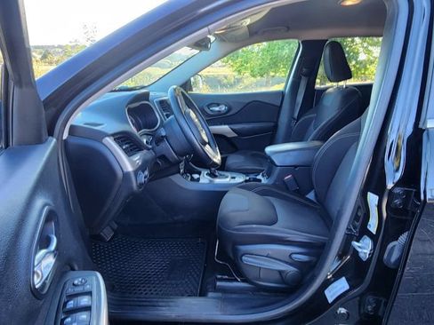 Used 2017 Jeep Cherokee Latitude w/ Cold Weather Group AWD/4WD image 3