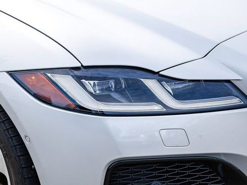 Used 2021 Jaguar XF R-Dynamic SE image 8