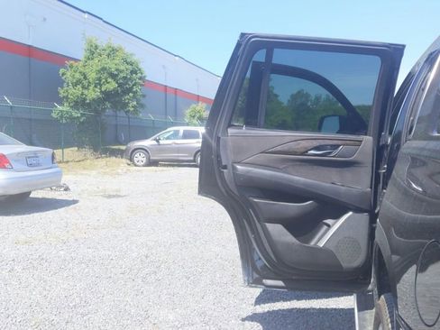 Used 2016 Cadillac Escalade Platinum image 29