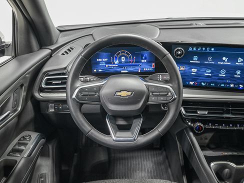 Used 2025 Chevrolet Traverse LT FWD image 17